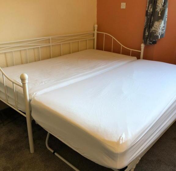 اتاق خانوادگی با چشمانداز باغ, The Purple Tree Guest House