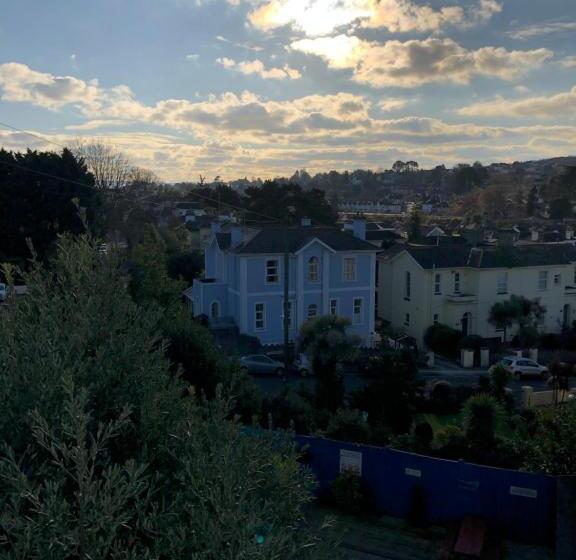 اتاق خانوادگی با چشمانداز باغ, The Purple Tree Guest House