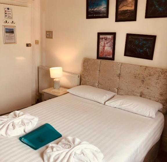 اتاق خانوادگی, The Purple Tree Guest House