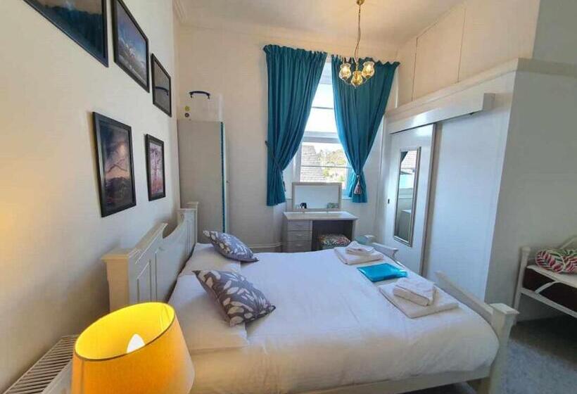 اتاق خانوادگی, The Purple Tree Guest House