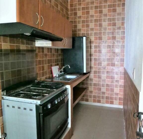 إستديو قياسى مطل على حمام السباحة, Dubai De Miramar