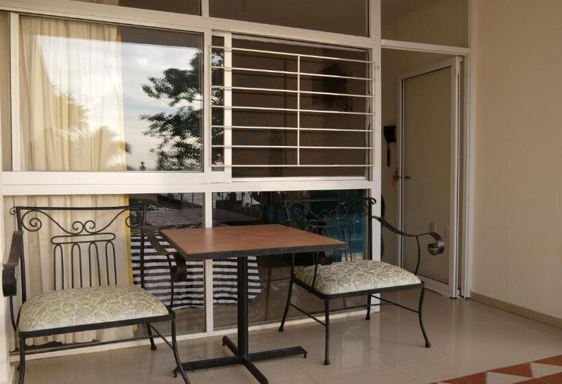 إستديو قياسى مطل على حمام السباحة, Dubai De Miramar