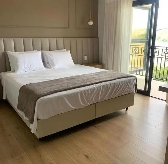 Suite with lake view, Vista Do Lago