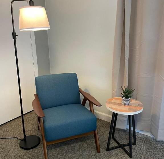 إستوديو قياسى سرير كينج, Bluegem Motel