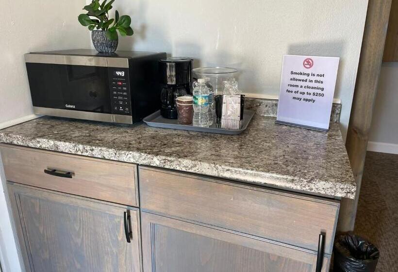 إستوديو قياسى سرير كينج, Bluegem Motel