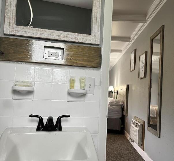 غرفة ديلوكس ثلاثية, Bluegem Motel