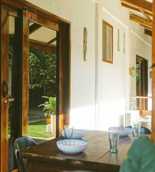 اتاق خانوادگی, Casa De Loren Family Room