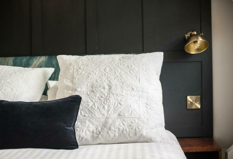 חדר סטנדרט, The Crown