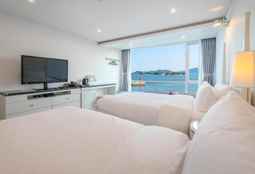 غرفة قياسية مطلّة علي البحر, Owl