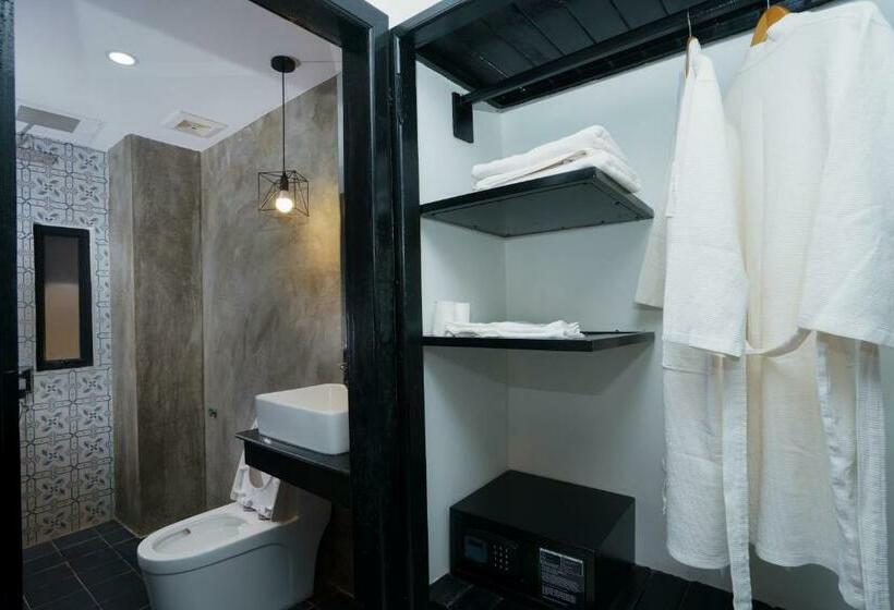 标准三人间, The Rabbit Hole Hotel & Spa