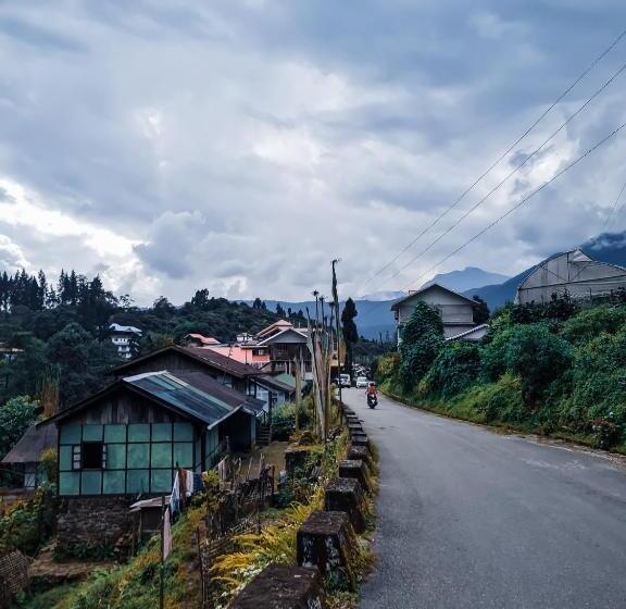 共用房间的床, Himsagar