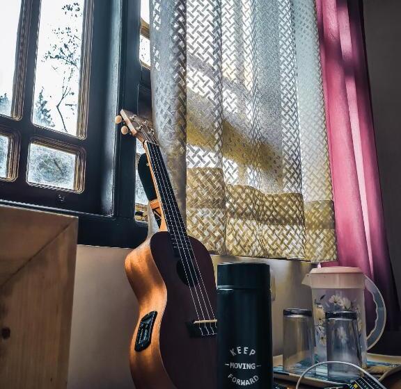 سرير فى غرفة مشتركه, Himsagar