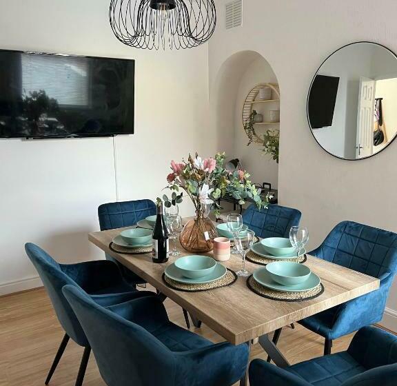 منزل غرفة نوم واحدة, Cheerful 5 Bedrooms & En Suite Bathrooms Town House