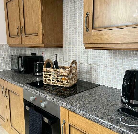 منزل غرفة نوم واحدة, Cheerful 5 Bedrooms & En Suite Bathrooms Town House