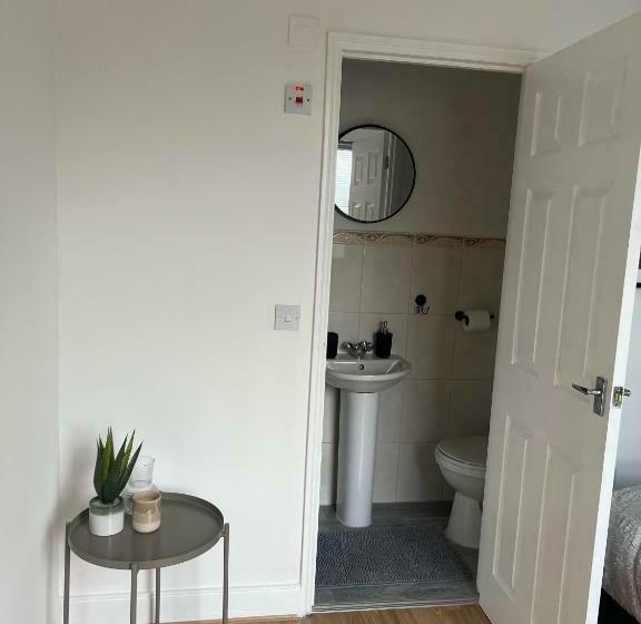 منزل غرفة نوم واحدة, Cheerful 5 Bedrooms & En Suite Bathrooms Town House