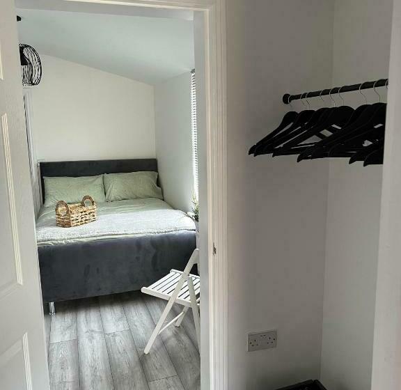 Дом 1 Спальня, Cheerful 5 Bedrooms & En Suite Bathrooms Town House