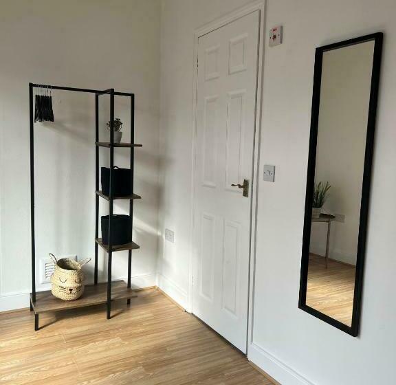 منزل غرفة نوم واحدة, Cheerful 5 Bedrooms & En Suite Bathrooms Town House