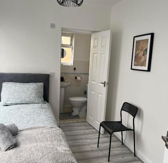 منزل غرفة نوم واحدة, Cheerful 5 Bedrooms & En Suite Bathrooms Town House