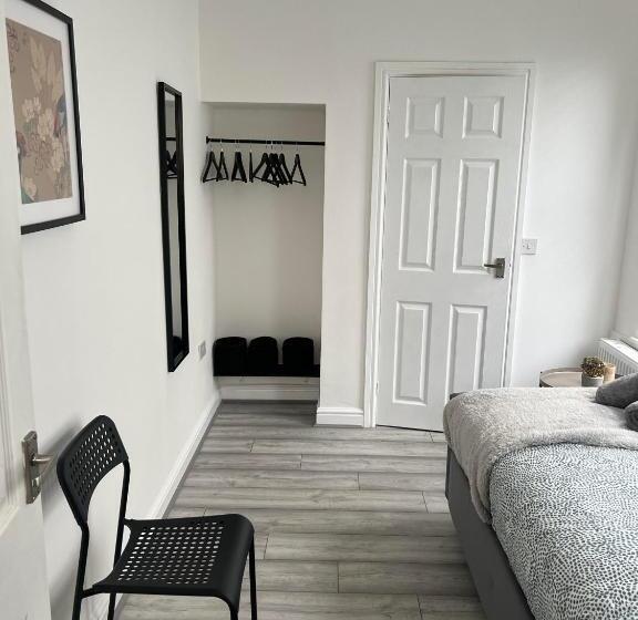 منزل غرفة نوم واحدة, Cheerful 5 Bedrooms & En Suite Bathrooms Town House