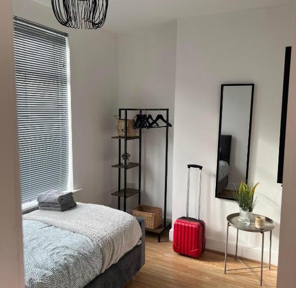 منزل غرفة نوم واحدة, Cheerful 5 Bedrooms & En Suite Bathrooms Town House