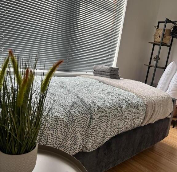 منزل غرفة نوم واحدة, Cheerful 5 Bedrooms & En Suite Bathrooms Town House