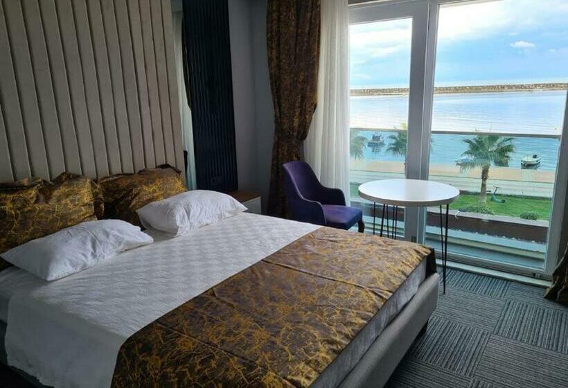 اتاق لوکس با چشم‌انداز دریا, çepnis