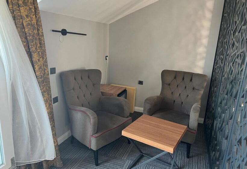 سوئیت با تخت بزرگ, çepnis