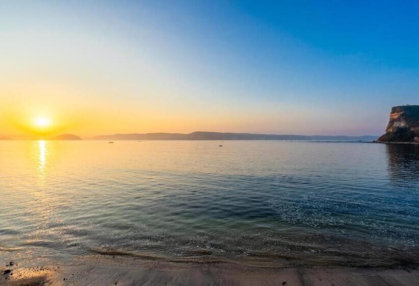 Номер Deluxe Вид на Море, Inlight Lombok Beach Hotel New Year Offer
