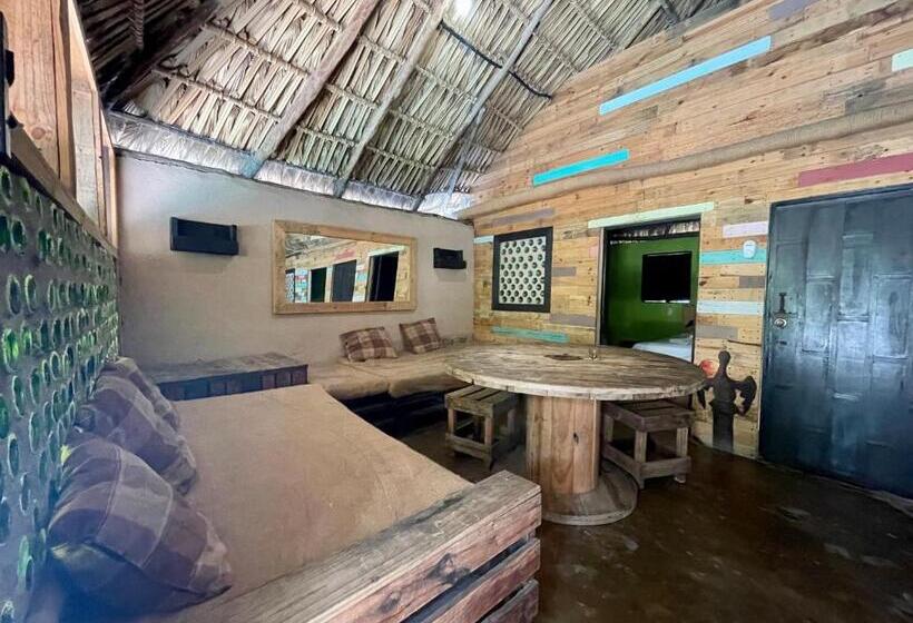 بانگلوی استاندارد, Johnnys Place