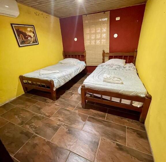 بانگلوی استاندارد 2 خوابه, Johnnys Place