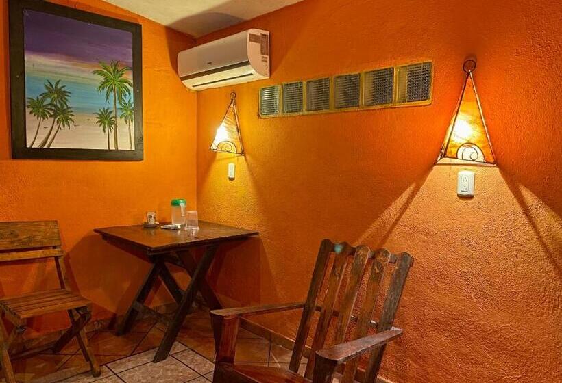 اتاق کلاسیک چهارنفره, Johnnys Place