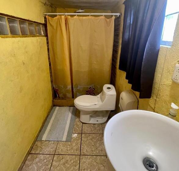 اتاق کلاسیک چهارنفره, Johnnys Place