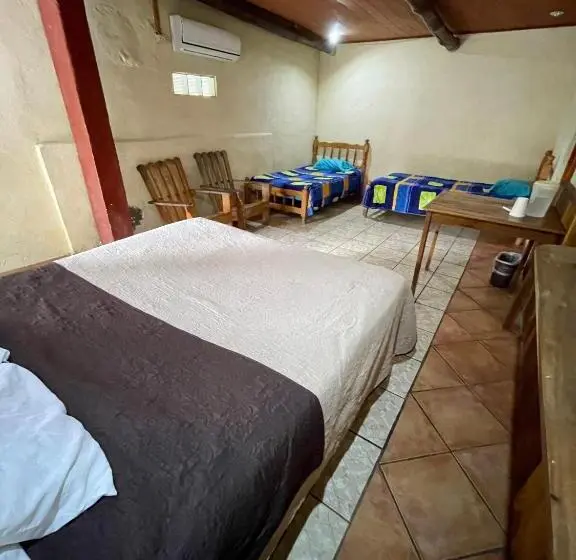 اتاق استاندارد چهار تخته, Johnnys Place