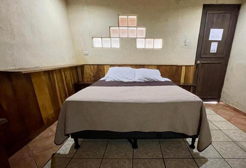 اتاق استاندارد چهار تخته, Johnnys Place