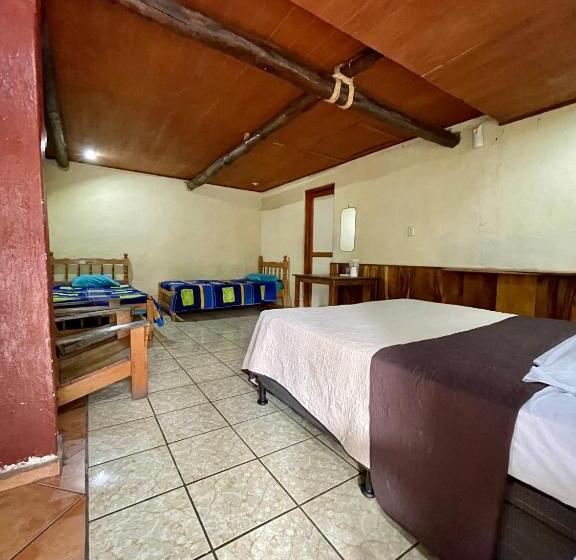 اتاق استاندارد چهار تخته, Johnnys Place