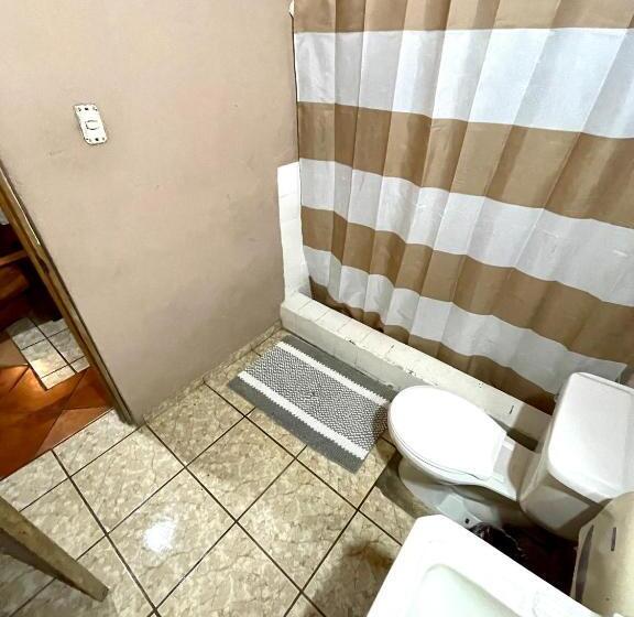 اتاق استاندارد چهار تخته, Johnnys Place