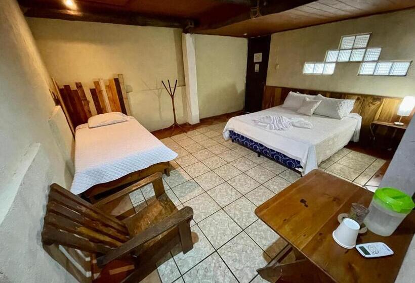 اتاق استاندارد سه نفره, Johnnys Place