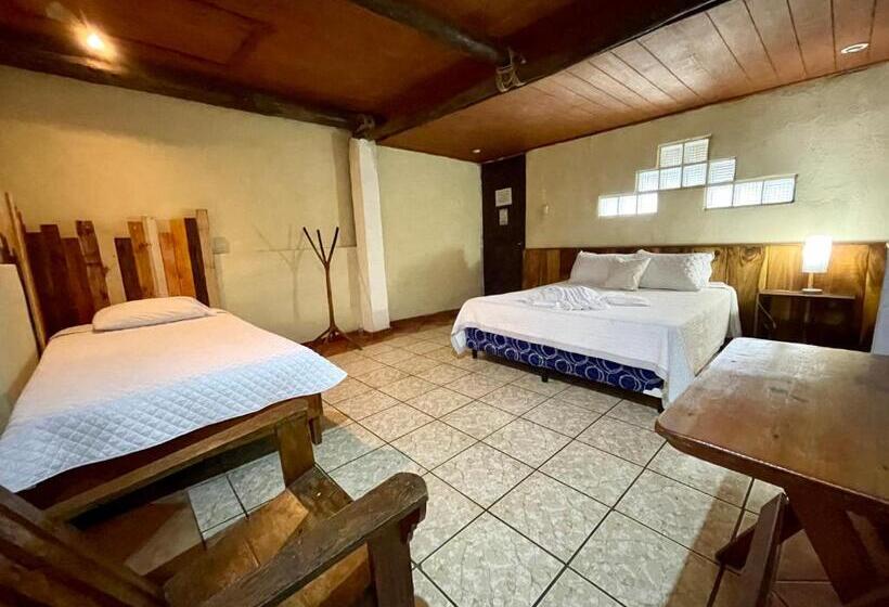 اتاق استاندارد سه نفره, Johnnys Place