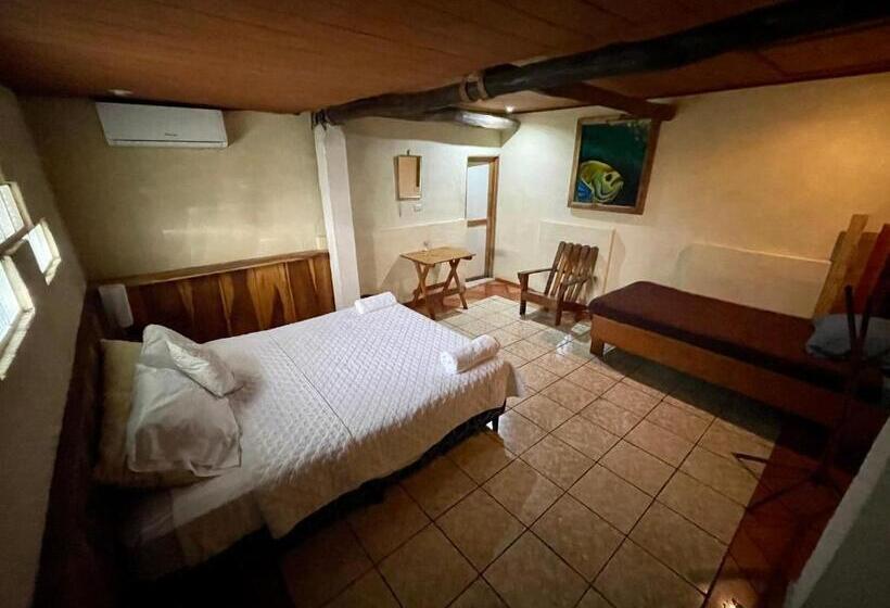 اتاق استاندارد سه نفره, Johnnys Place