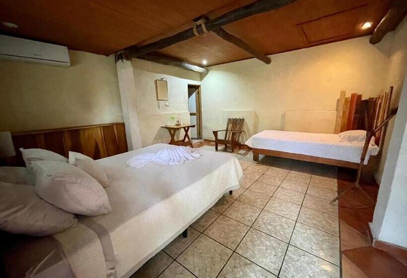 اتاق استاندارد سه نفره, Johnnys Place