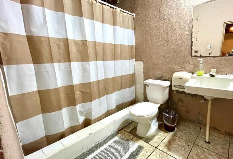 اتاق استاندارد سه نفره, Johnnys Place