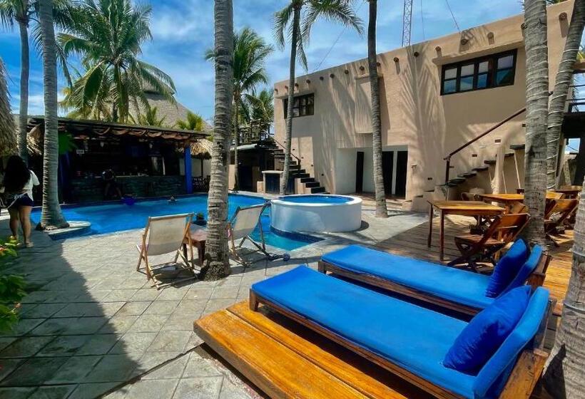 اتاق استاندارد سه نفره, Johnnys Place