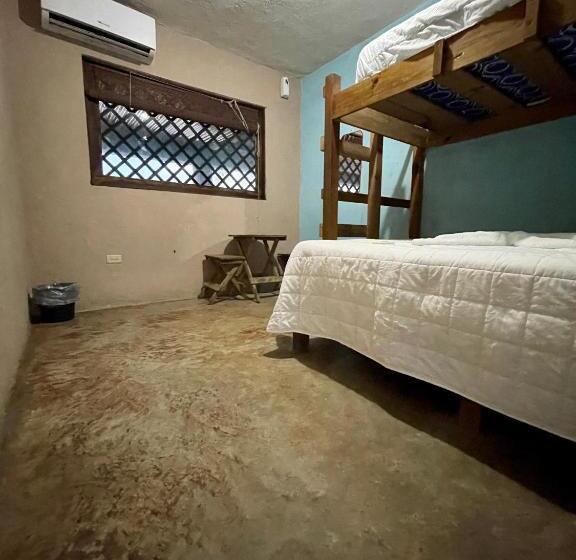 اتاق استاندارد سه نفره, Johnnys Place