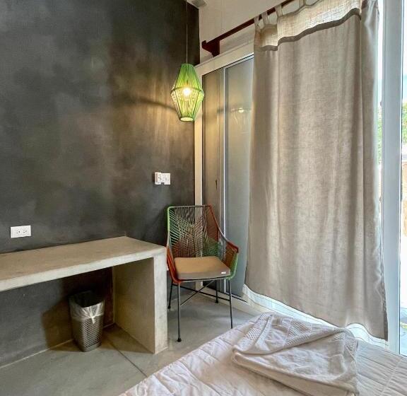 اتاق لوکس, Johnnys Place