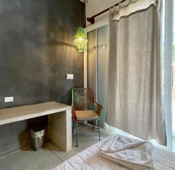 اتاق لوکس, Johnnys Place