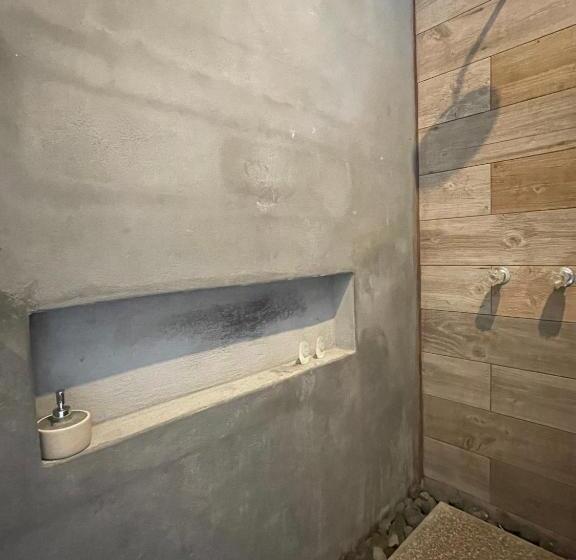 اتاق لوکس, Johnnys Place