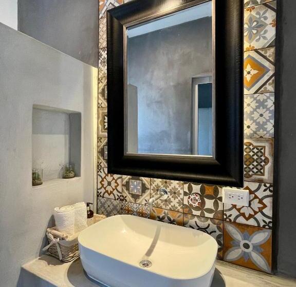 اتاق لوکس, Johnnys Place