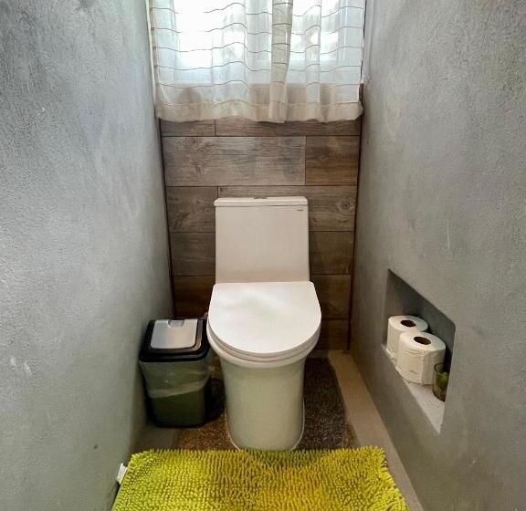 اتاق لوکس, Johnnys Place