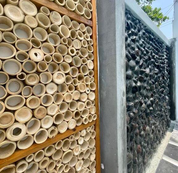 اتاق لوکس, Johnnys Place