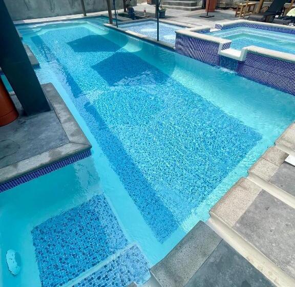 اتاق لوکس, Johnnys Place